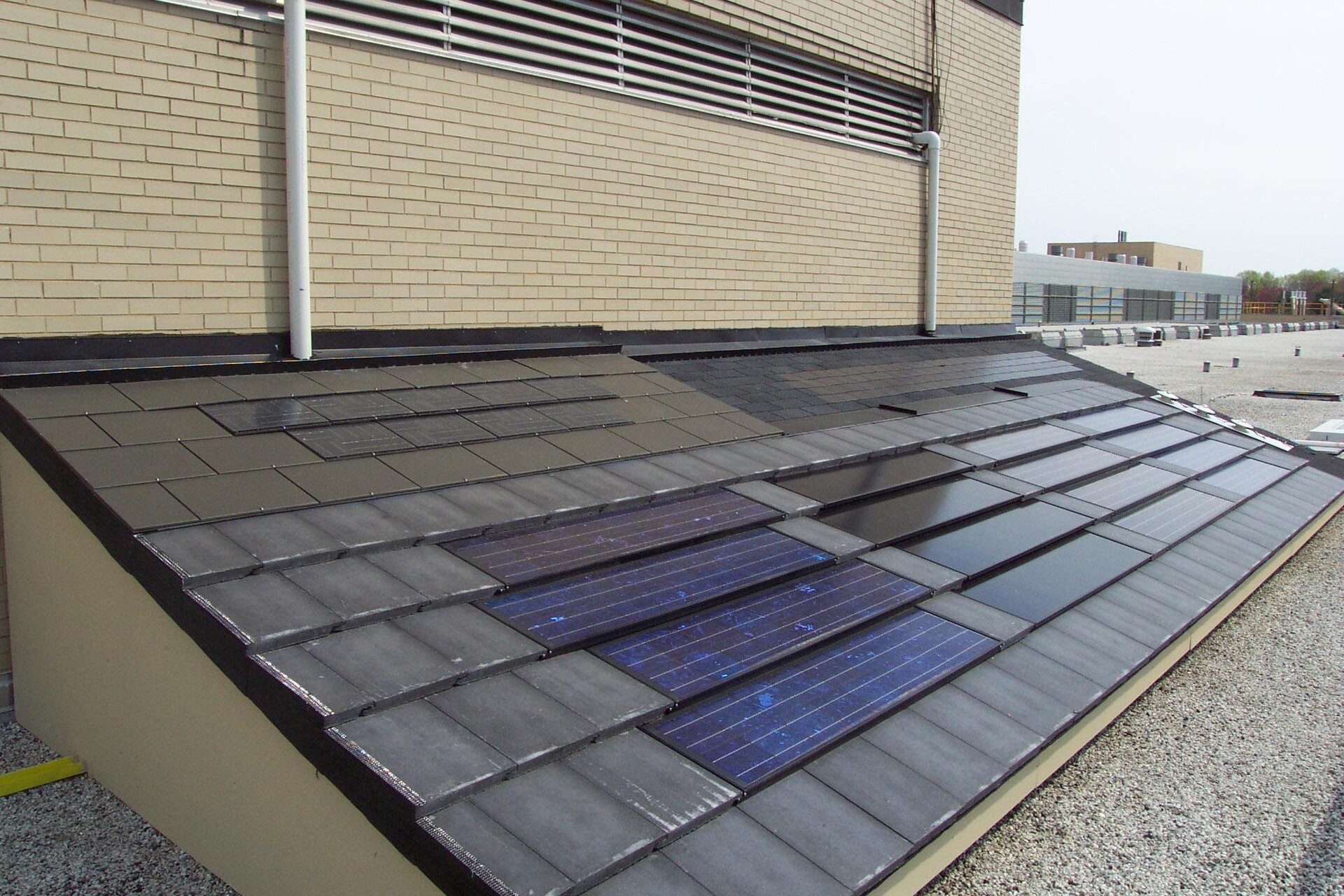 Painéis solares em telhado comercial